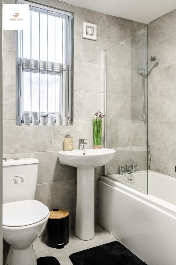 Immaculate 4 Bed In Liverpool By Hinkley Homes Short Lets & Serviced Accommodation Екстер'єр фото